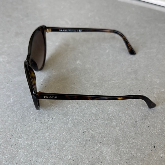 Prada Brown Sunglasses Classic Accessories - Picture 2 of 4